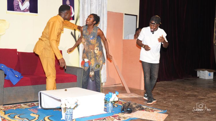 « Qui a enceinté la folle? » de TOMBE FRANKLIN : lecture sémiotique d’un psychodrame en spectacle